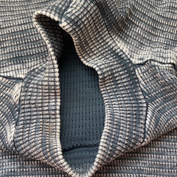 Cold shoulder crop top Size medium - Picture 12 of 12